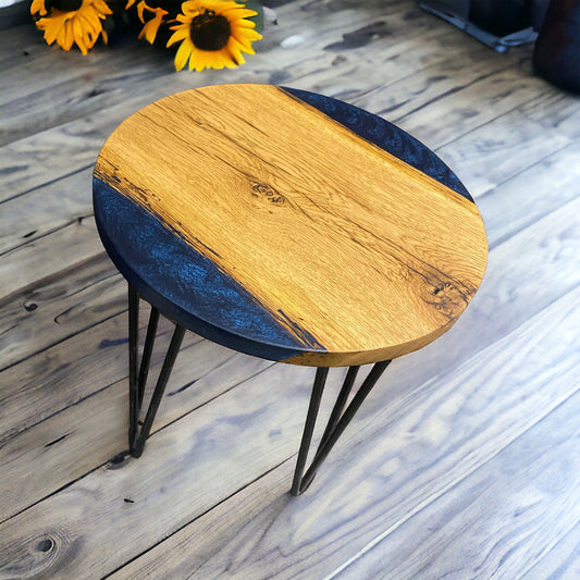 Side angle of the oak and deep navy blue resin end table, highlighting the seamless blend of natural wood and satin epoxy.